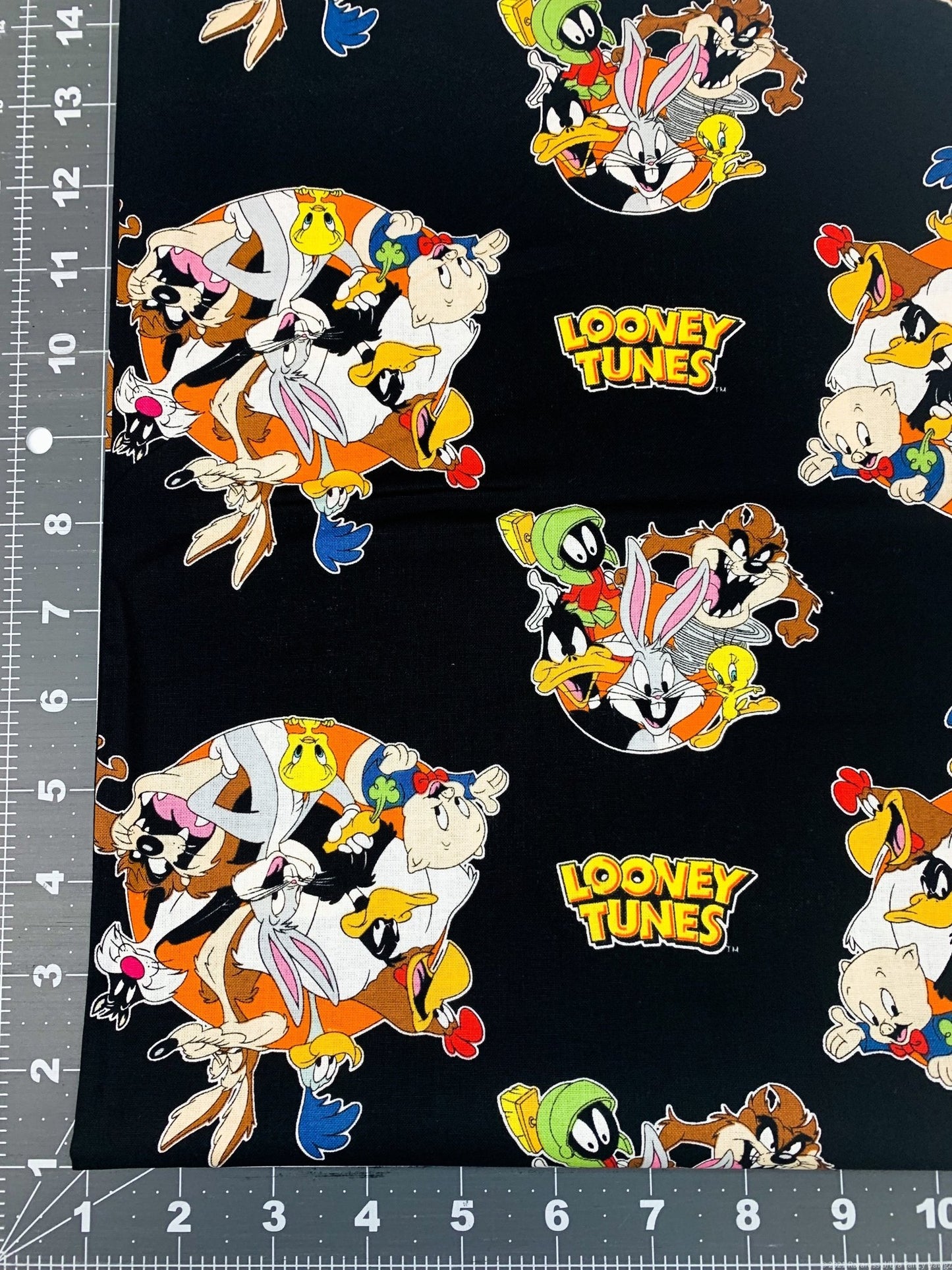 Looney Tunes cartoon fabric Bugs Bunny Tweety - Mary Jo Fabrics