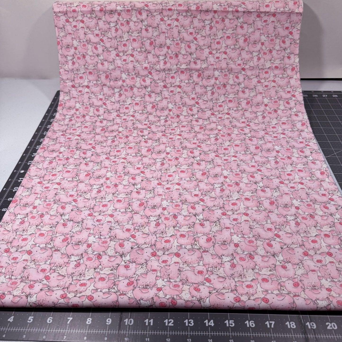 Pink Pig fabric 1572 - 8462 Cute pigs fabric - Mary Jo Fabrics