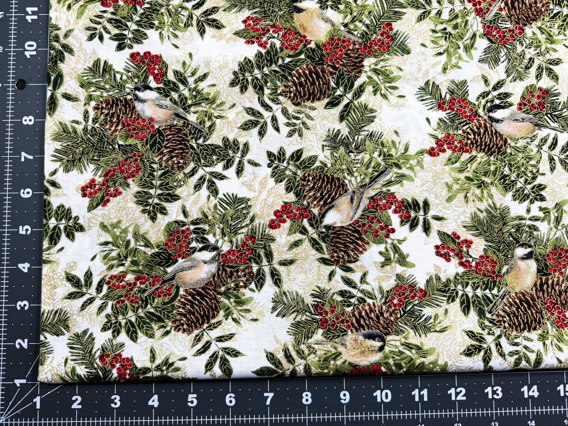 Birds on pine cone bouquet CM8514 Holiday fabric - Mary Jo Fabrics