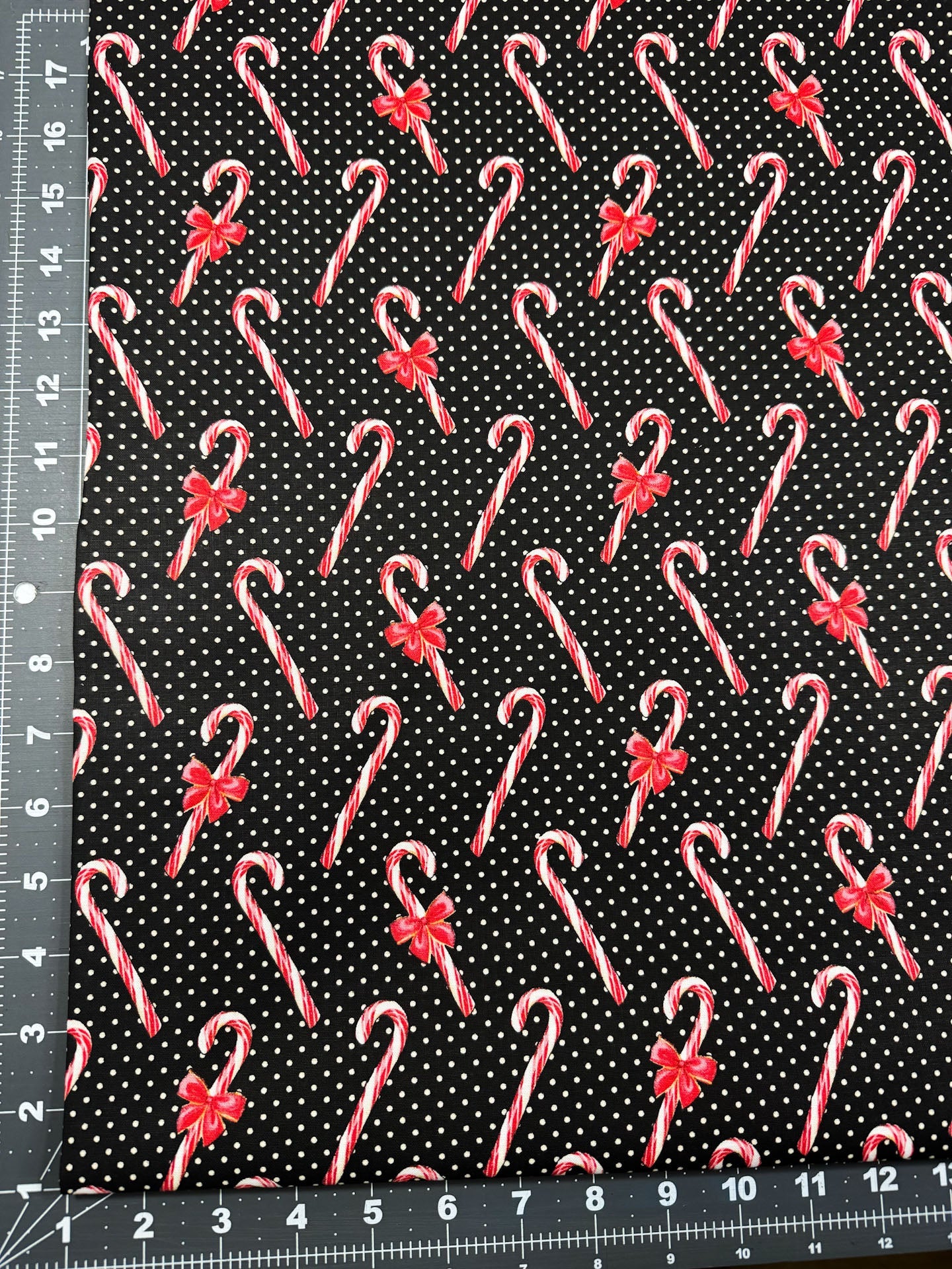 Christmas candy canes fabric 17919 candy cane cotton fabric - Mary Jo Fabrics