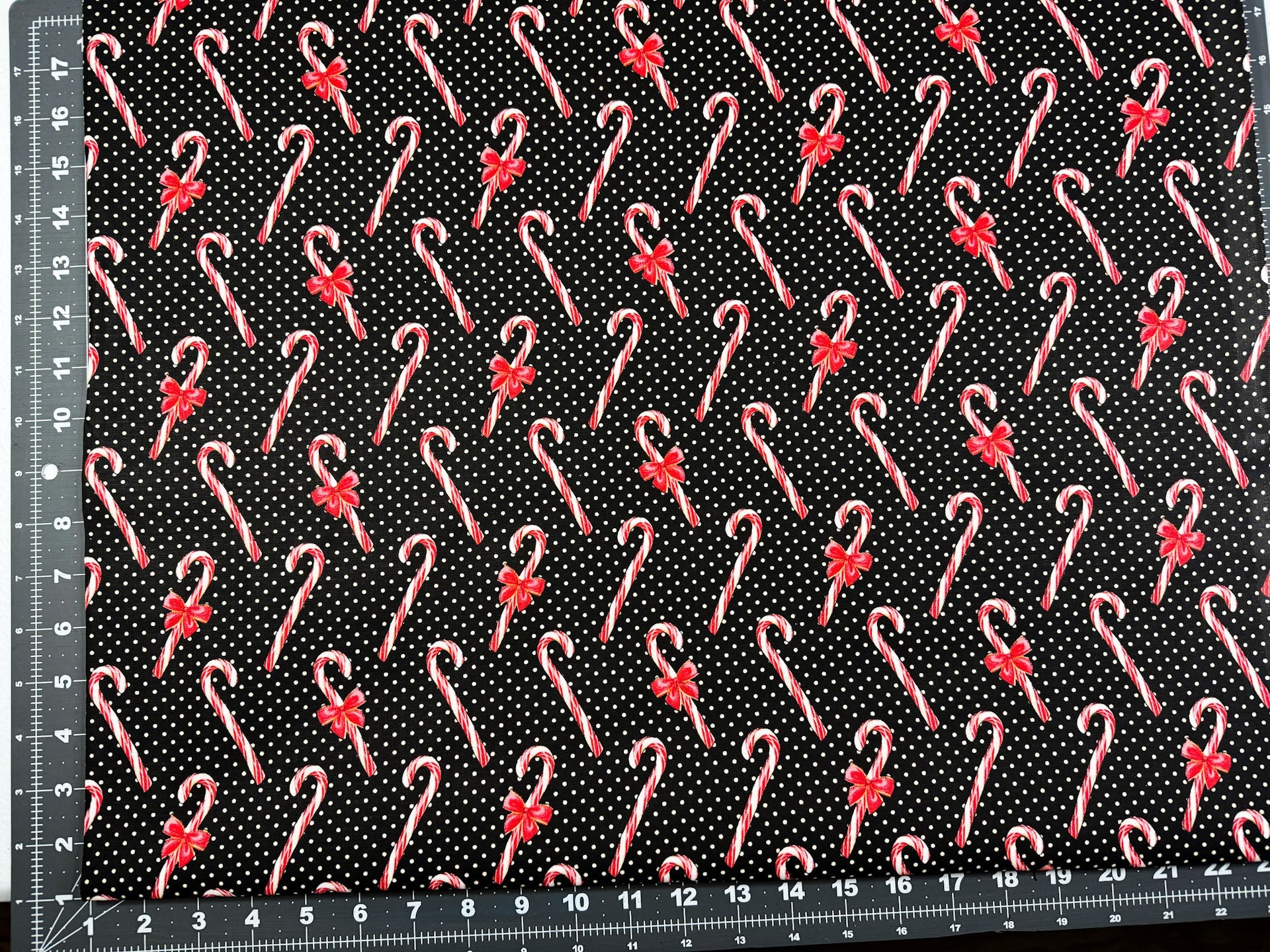 Christmas candy canes fabric 17919 candy cane cotton fabric - Mary Jo Fabrics