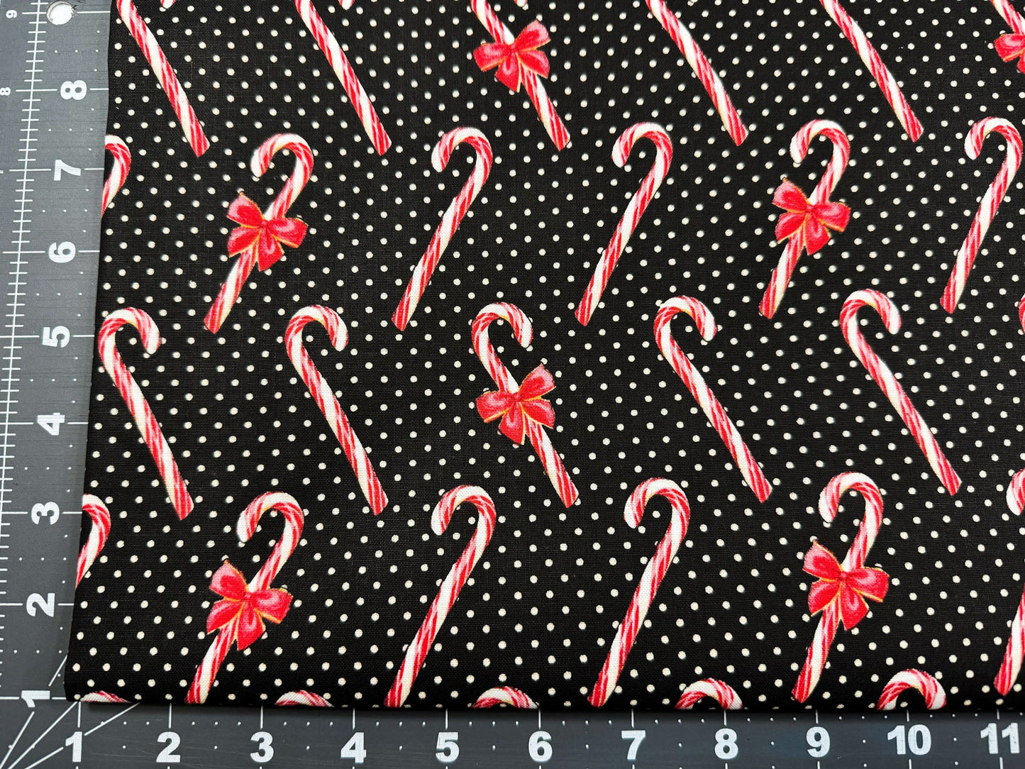 Christmas candy canes fabric 17919 candy cane cotton fabric - Mary Jo Fabrics