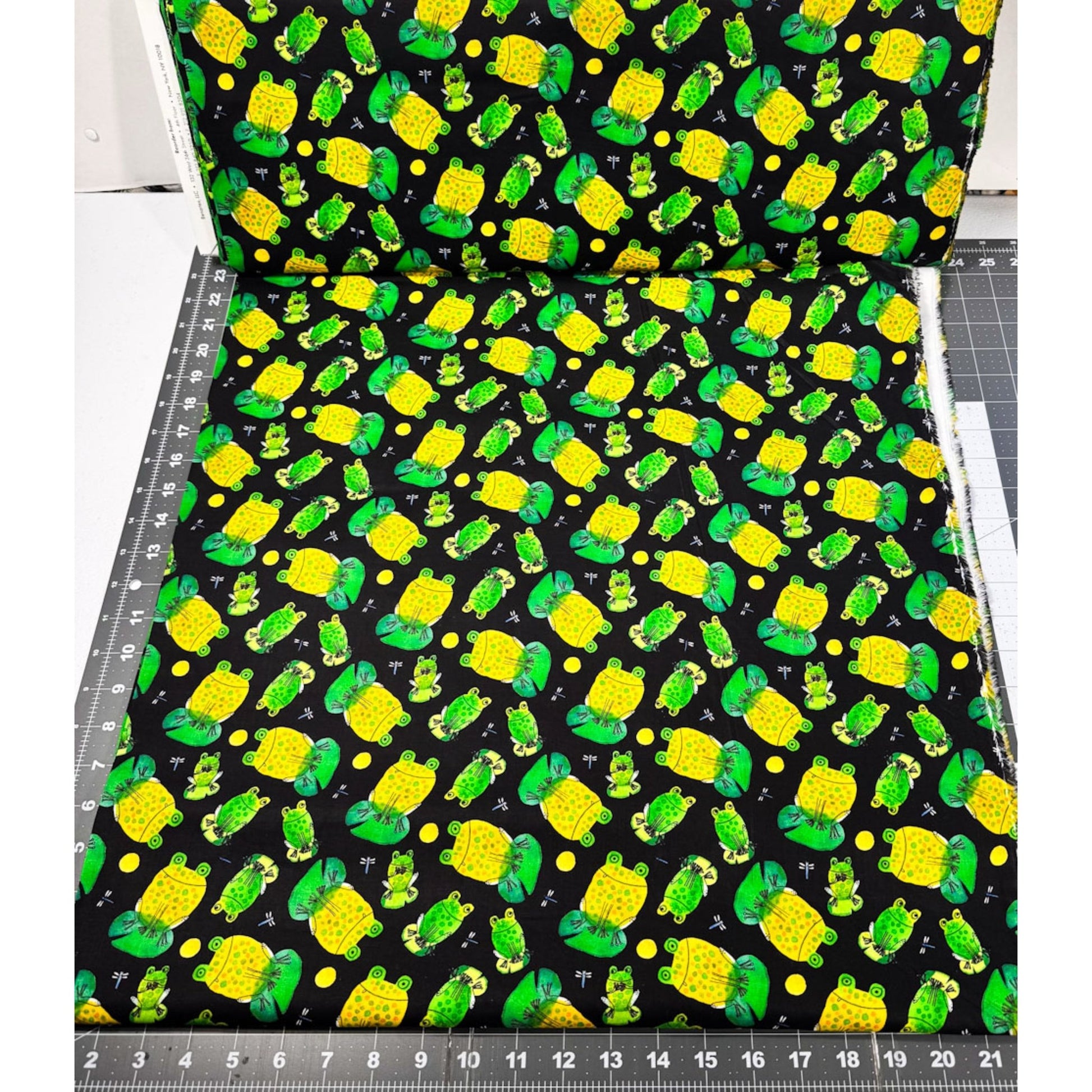 Frogtastic Frogs Cotton fabric 13388 Green Frog fabric - Mary Jo Fabrics