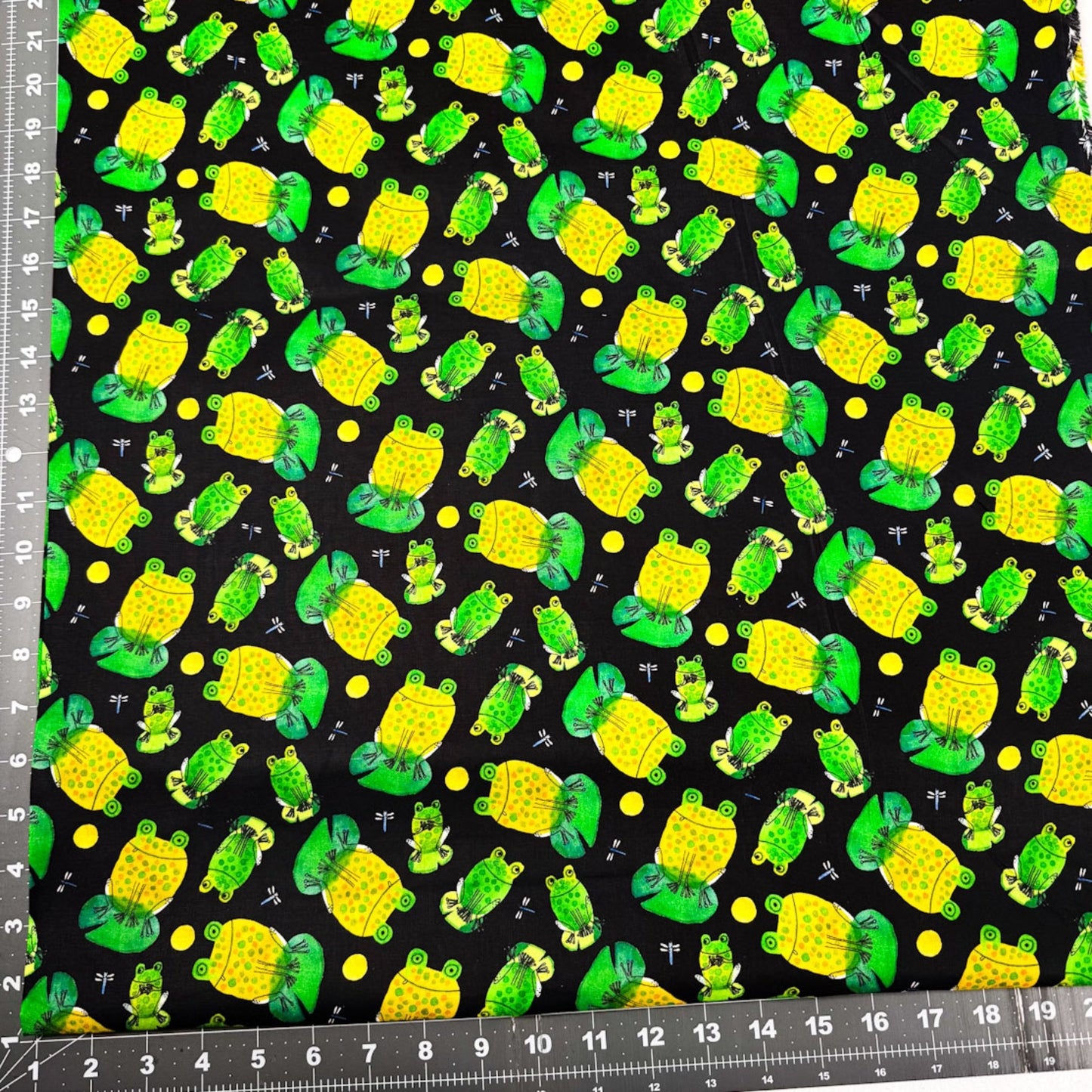 Frogtastic Frogs Cotton fabric 13388 Green Frog fabric - Mary Jo Fabrics