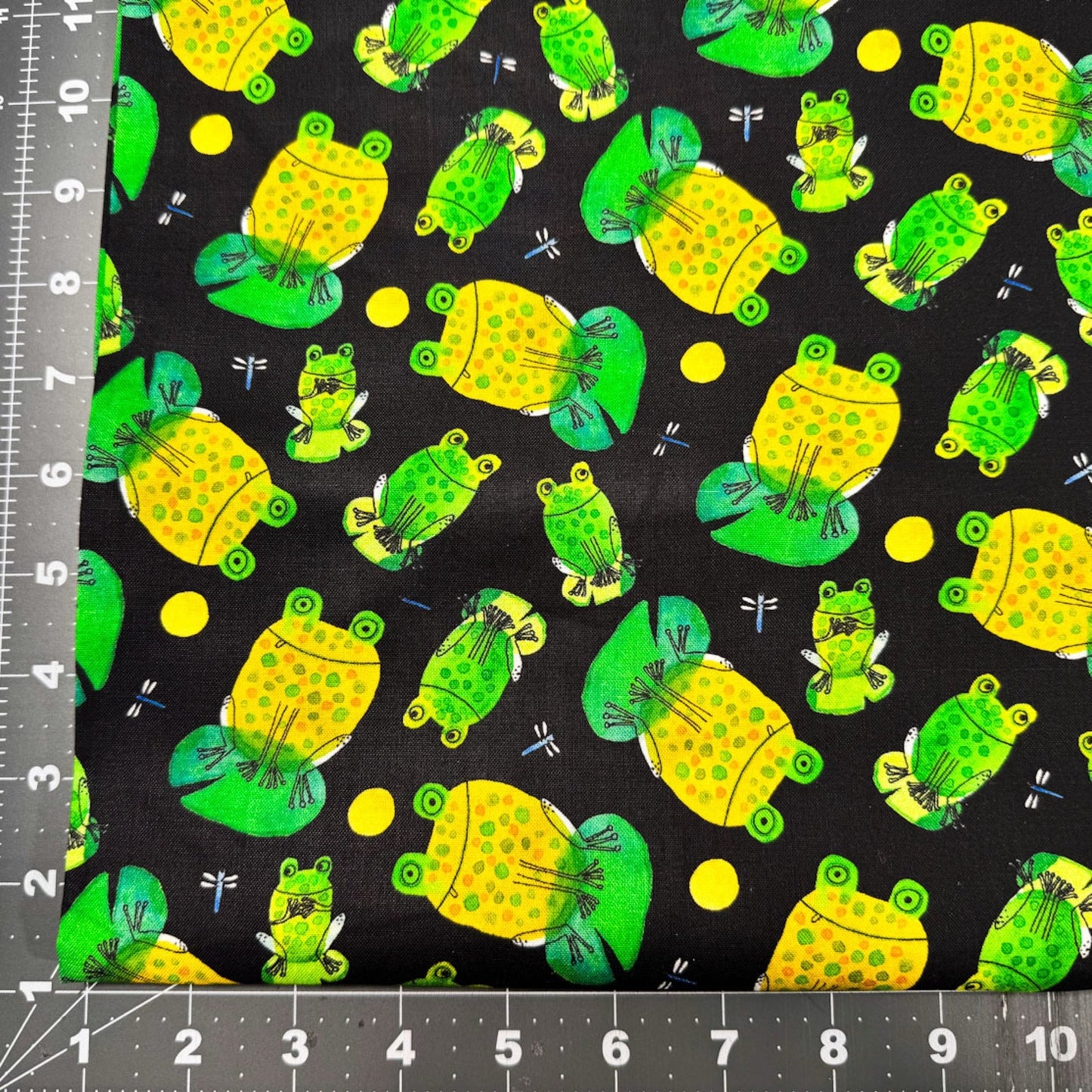 Frogtastic Frogs Cotton fabric 13388 Green Frog fabric - Mary Jo Fabrics