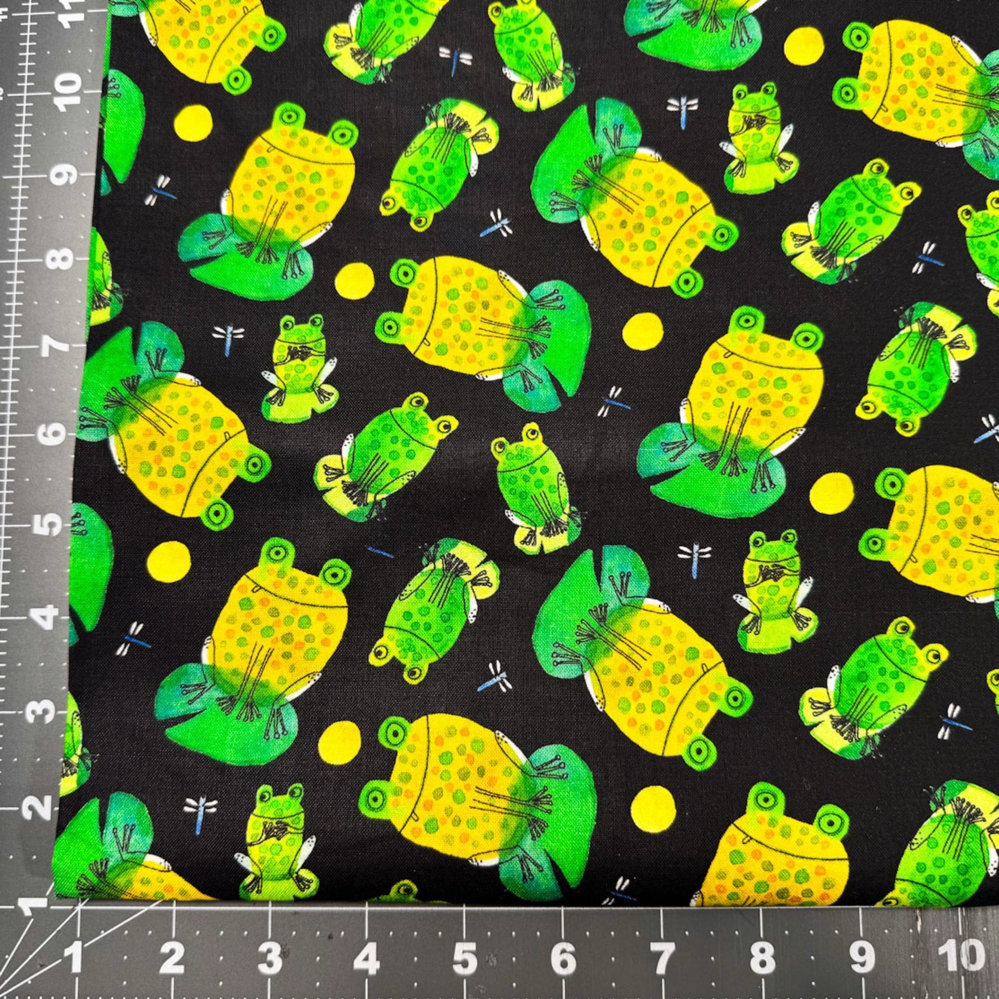 Frogtastic Frogs Cotton fabric 13388 Green Frog fabric - Mary Jo Fabrics