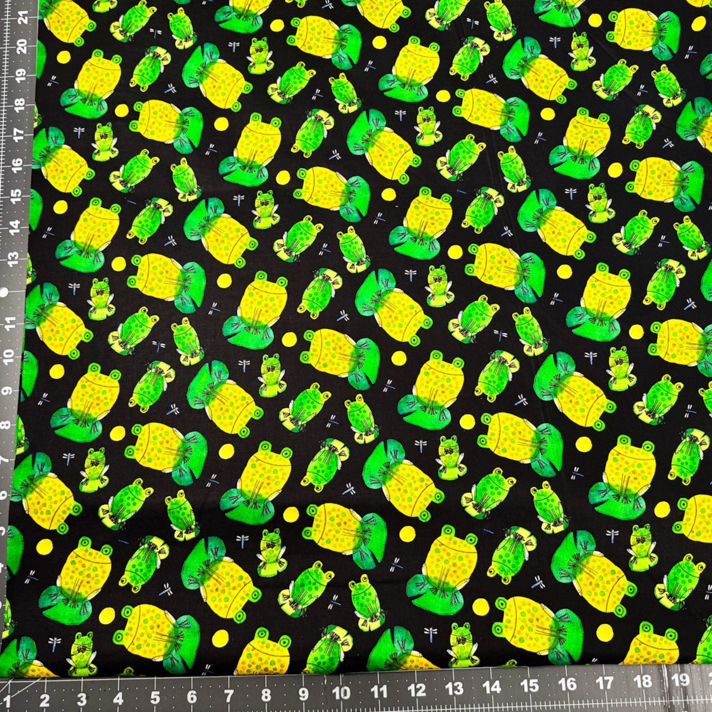 Frogtastic Frogs Cotton fabric 13388 Green Frog fabric - Mary Jo Fabrics