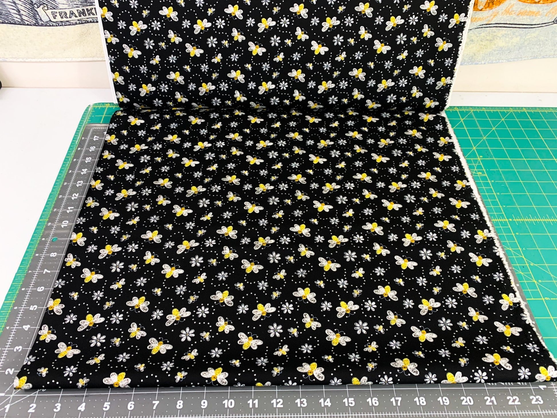 Glitter bee fabric 15540 Bees and white flowers - Mary Jo Fabrics