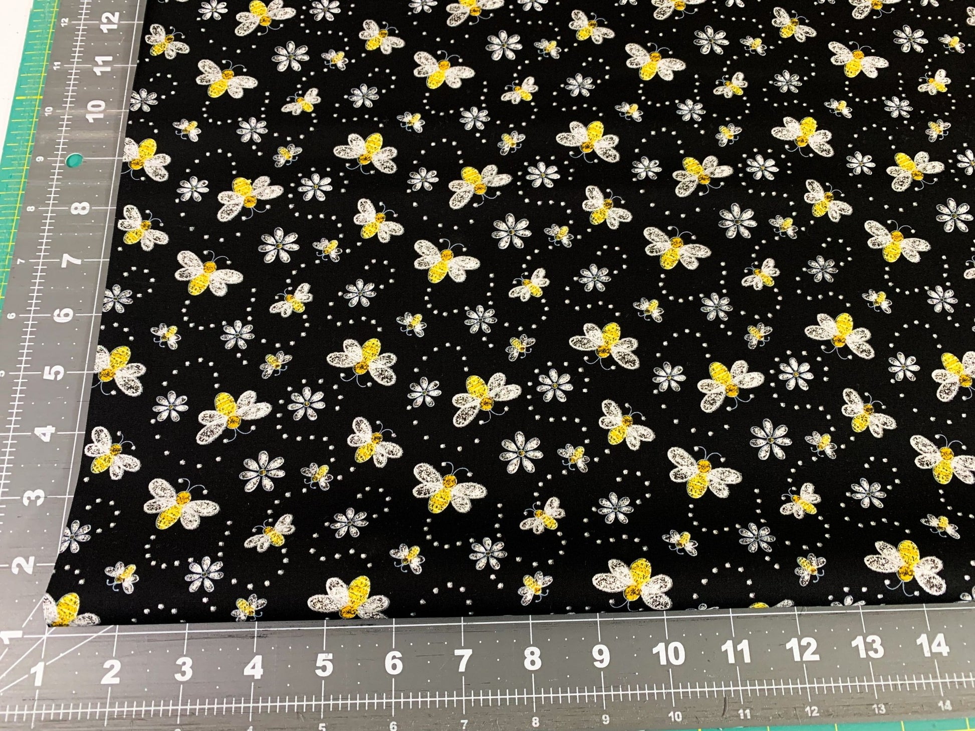 Glitter bee fabric 15540 Bees and white flowers - Mary Jo Fabrics