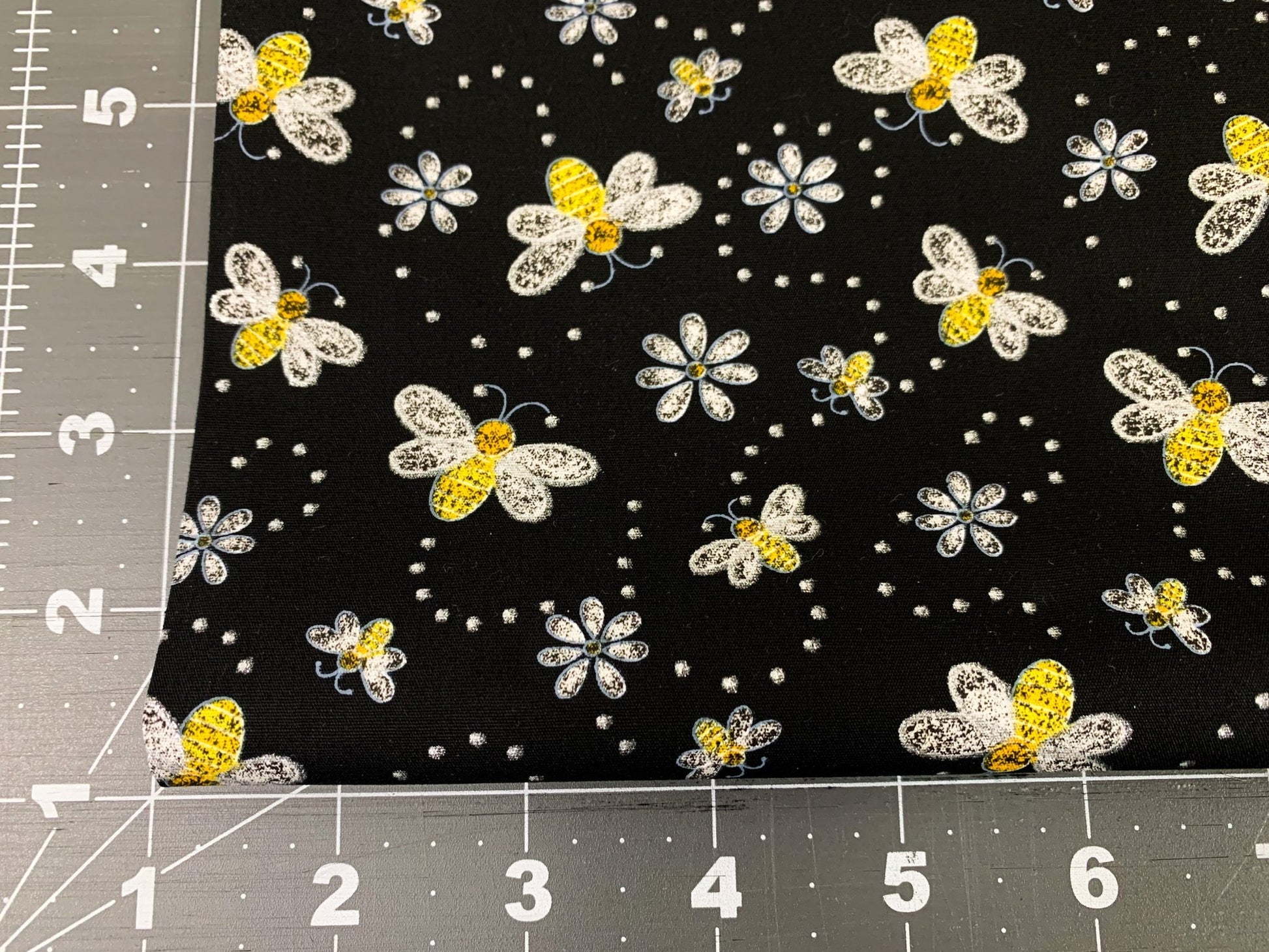 Glitter bee fabric 15540 Bees and white flowers - Mary Jo Fabrics