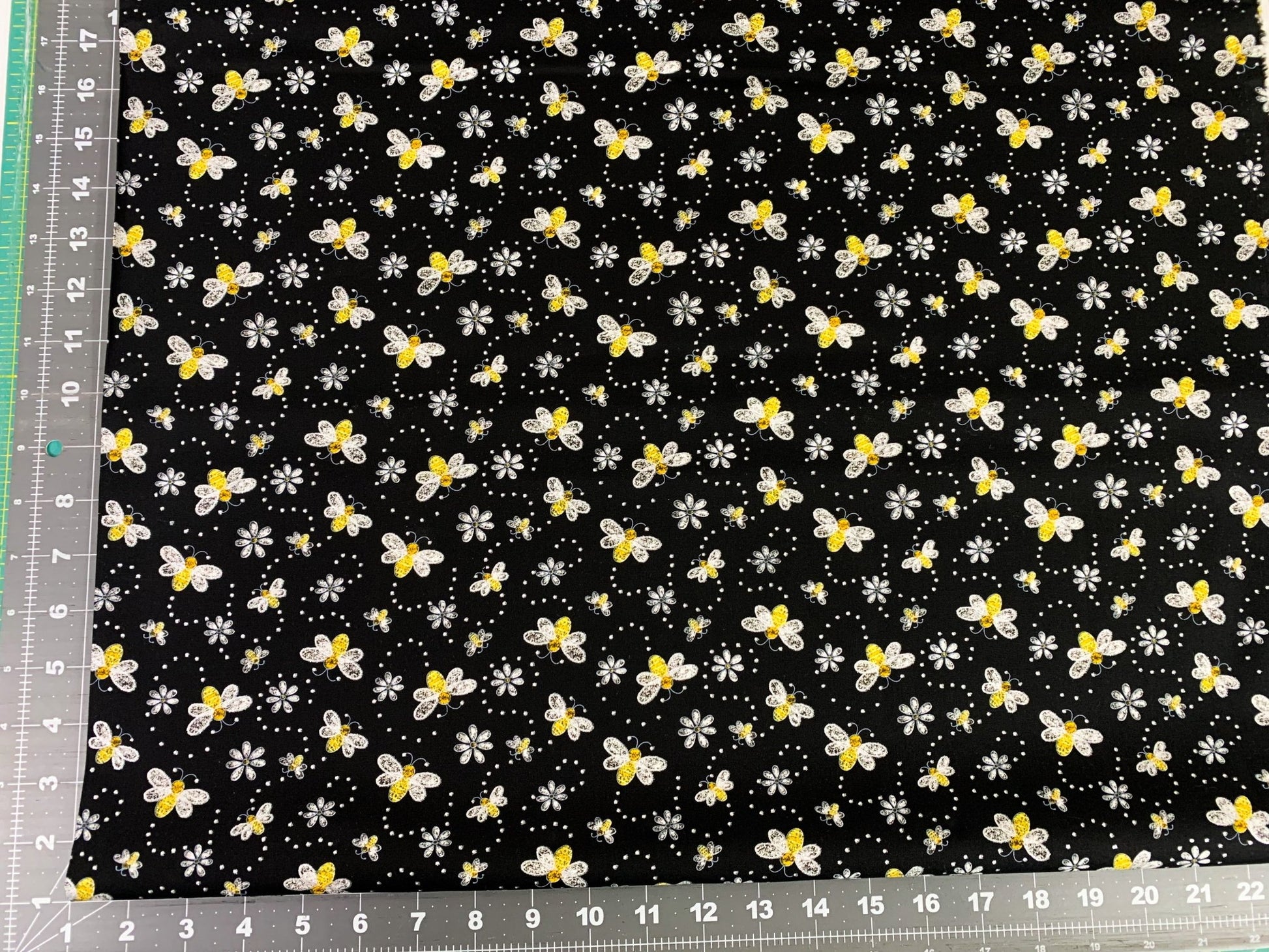 Glitter bee fabric 15540 Bees and white flowers - Mary Jo Fabrics