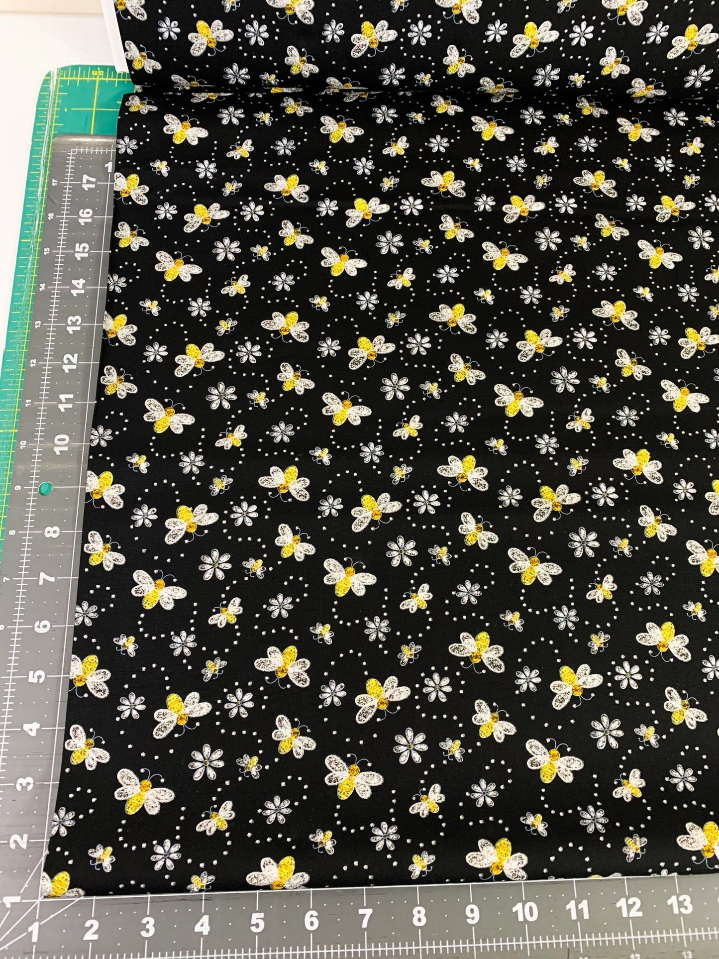 Glitter bee fabric 15540 Bees and white flowers - Mary Jo Fabrics