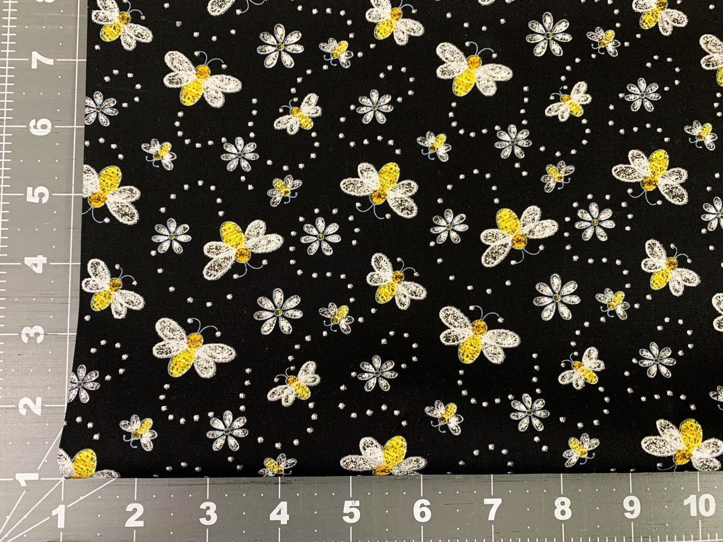 Glitter bee fabric 15540 Bees and white flowers - Mary Jo Fabrics