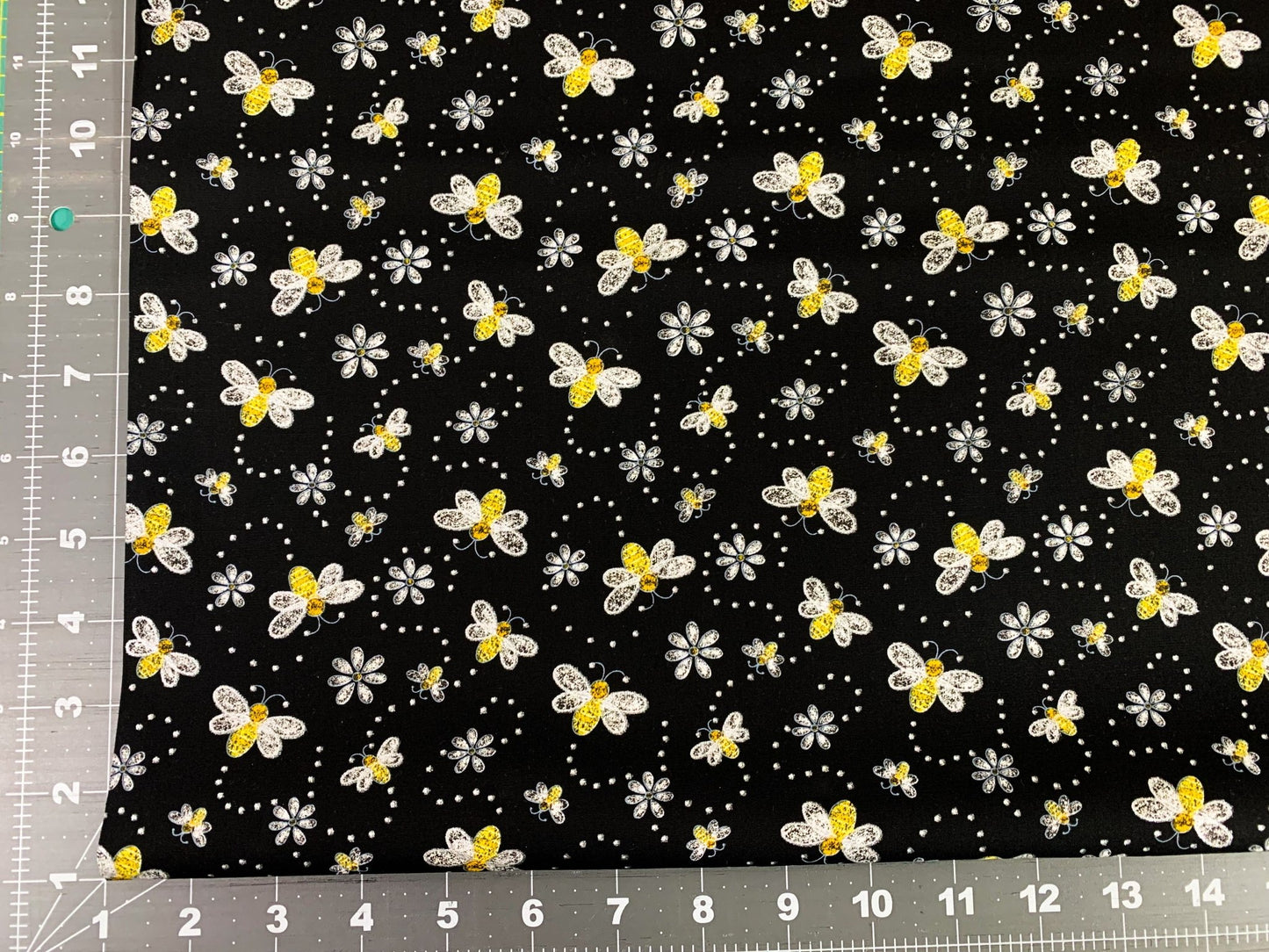 Glitter bee fabric 15540 Bees and white flowers - Mary Jo Fabrics