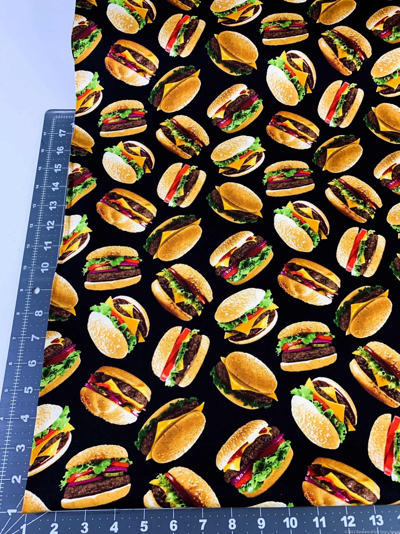 Hamburger fabric C6995 Cheeseburgers fabric - Mary Jo Fabrics