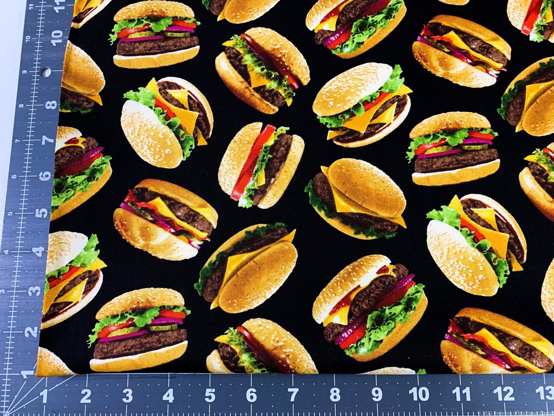 Hamburger fabric C6995 Cheeseburgers fabric - Mary Jo Fabrics