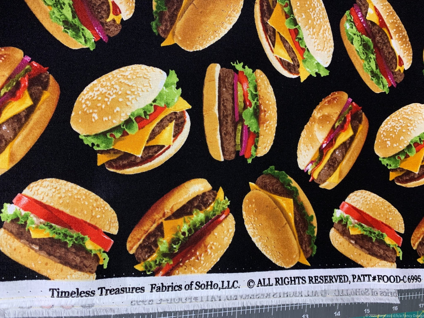 Hamburger fabric C6995 Cheeseburgers fabric - Mary Jo Fabrics