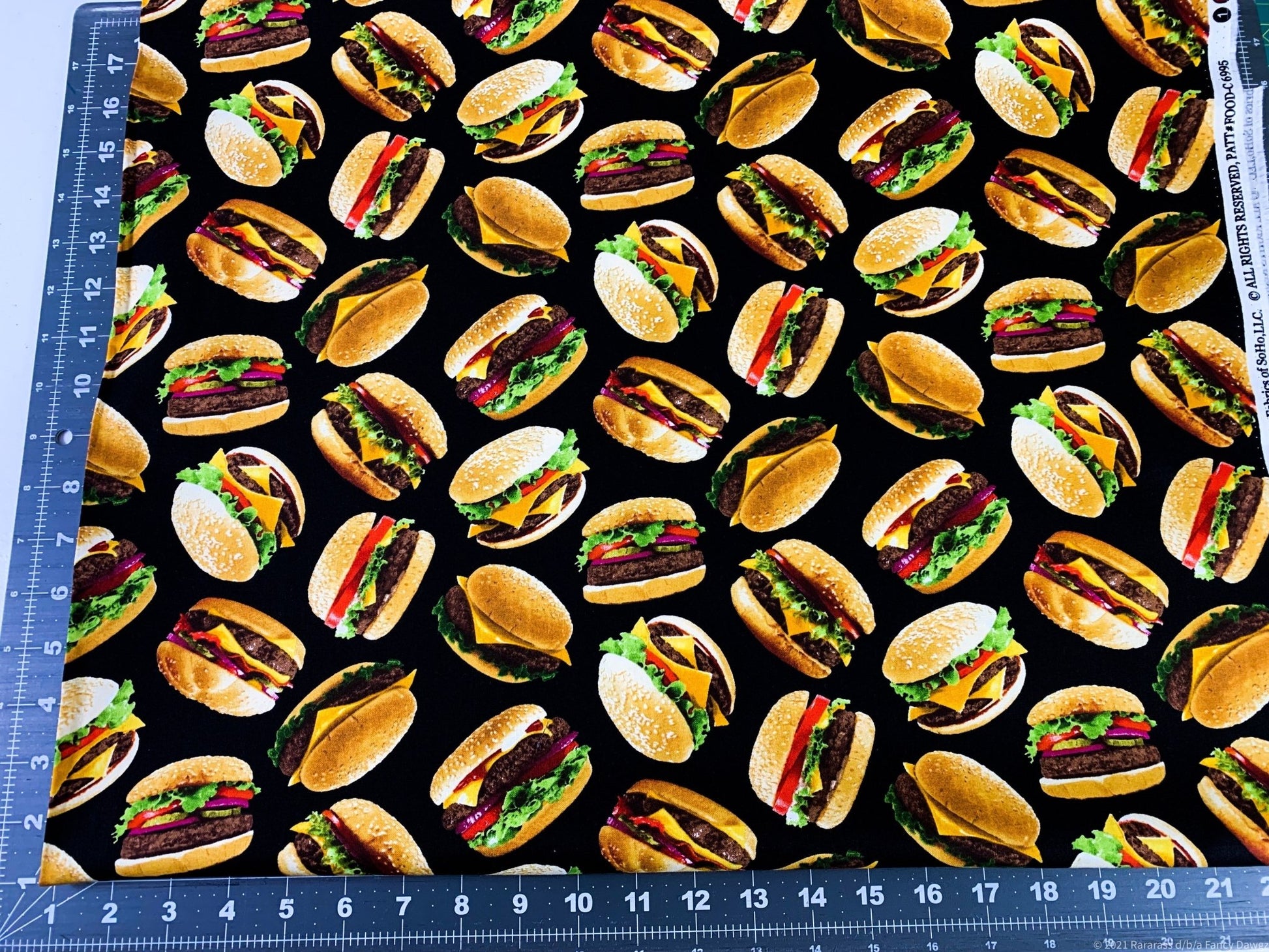 Hamburger fabric C6995 Cheeseburgers fabric - Mary Jo Fabrics