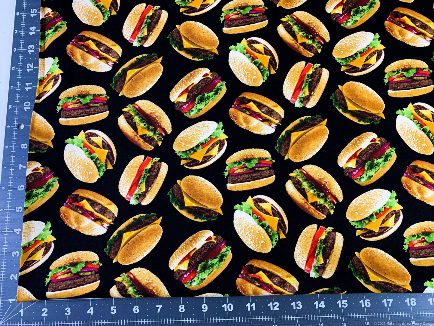 Hamburger fabric C6995 Cheeseburgers fabric - Mary Jo Fabrics