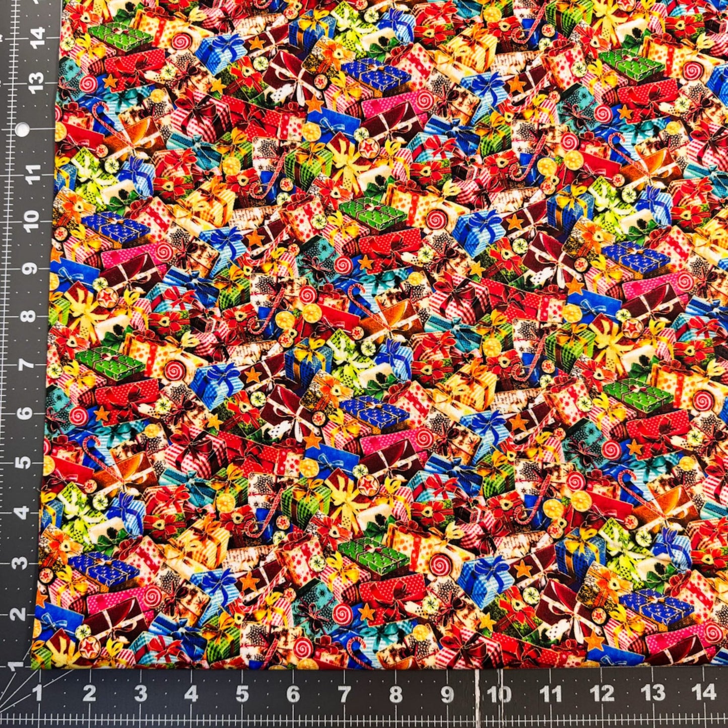 Holiday Gift Christmas Fabric 59-8951 Noel Christmas gifts - Mary Jo Fabrics
