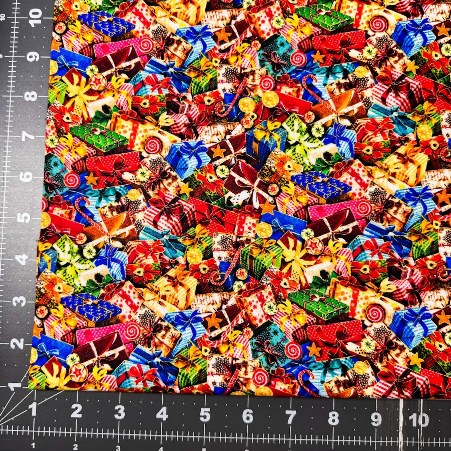 Holiday Gift Christmas Fabric 59-8951 Noel Christmas gifts - Mary Jo Fabrics