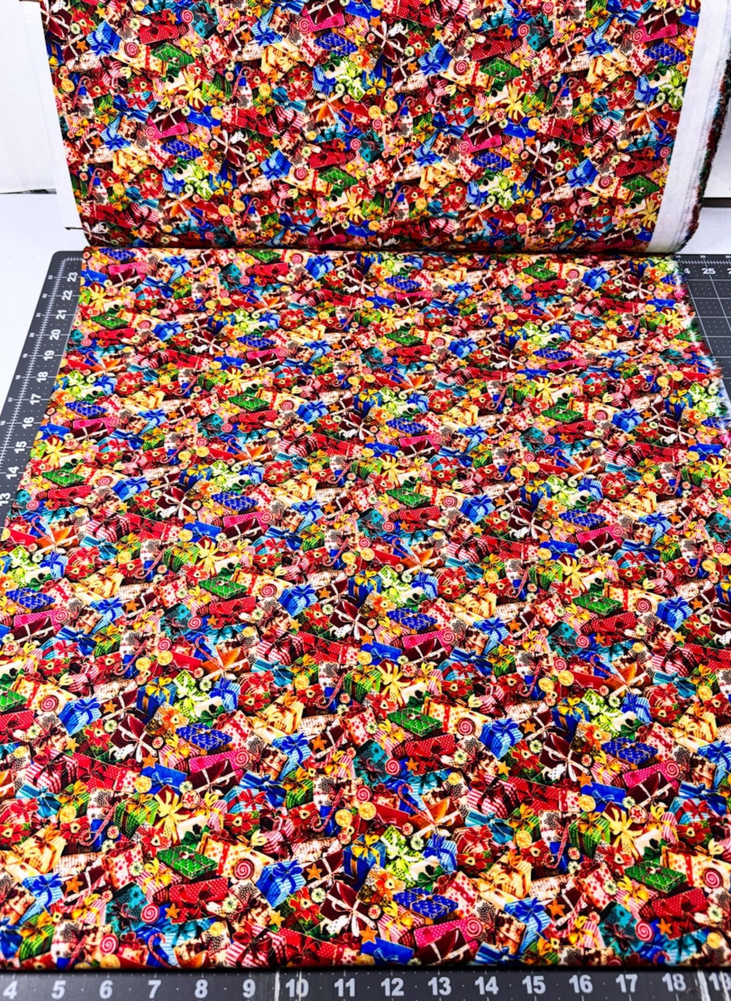 Holiday Gift Christmas Fabric 59-8951 Noel Christmas gifts - Mary Jo Fabrics