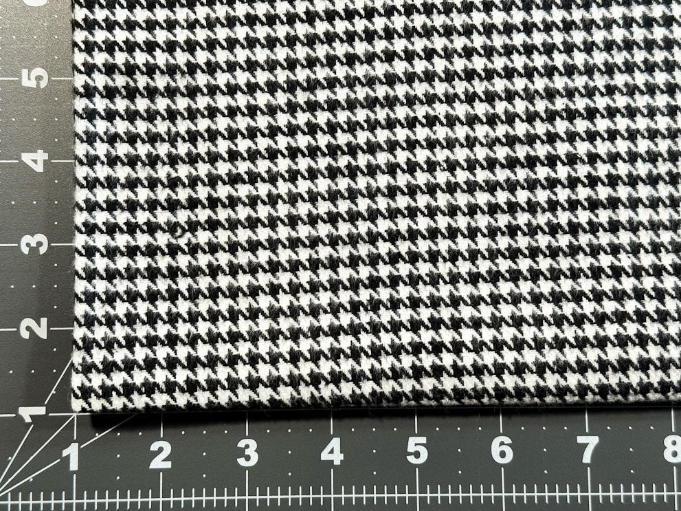 Houndstooth Flannel R090960 Black and white fabric - Mary Jo Fabrics