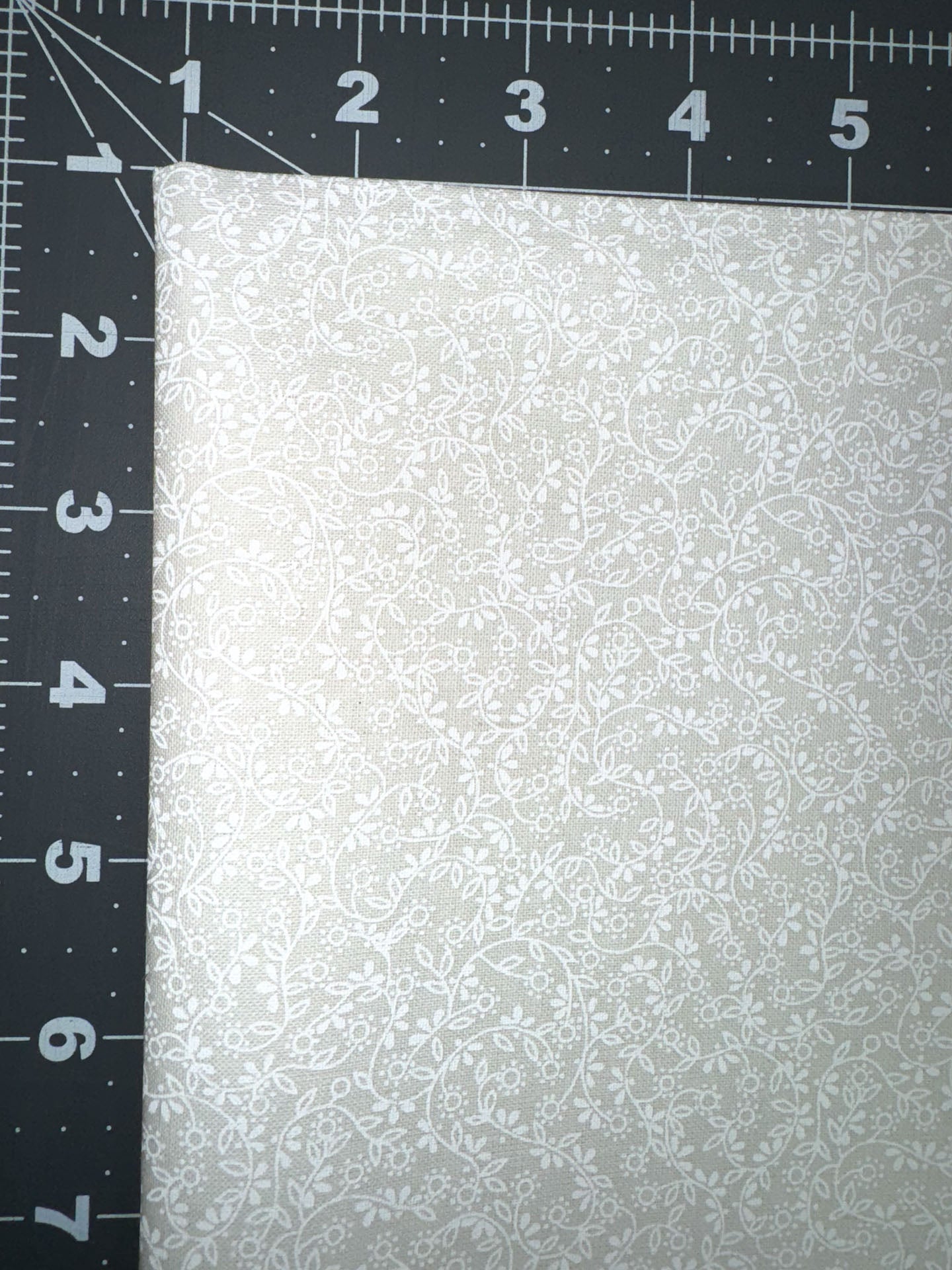 Quilt Blenders White on Natural Dusty Floral fabric - Mary Jo Fabrics