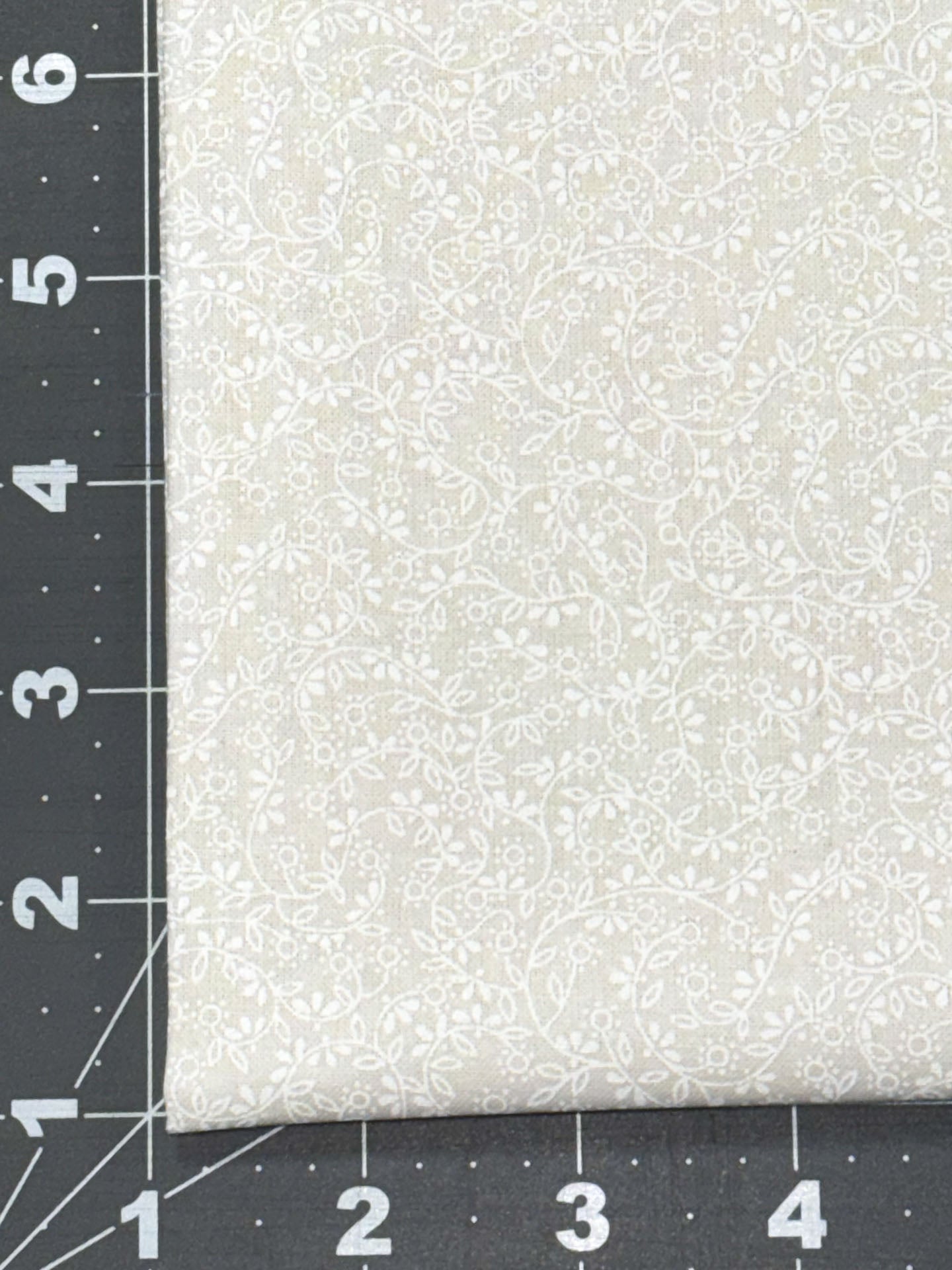 Quilt Blenders White on Natural Dusty Floral fabric - Mary Jo Fabrics