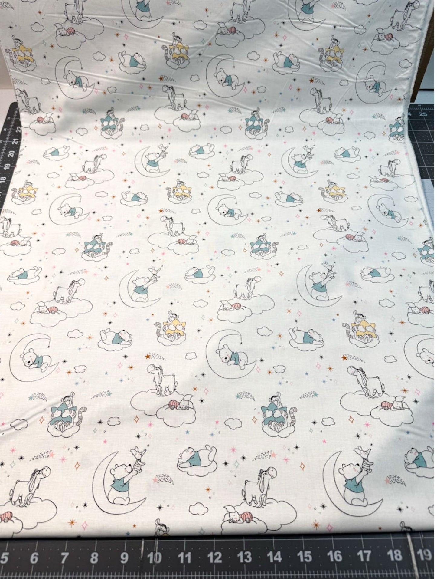 Sleepy Winnie the Pooh fabric 71714 Pooh & Friends - Mary Jo Fabrics