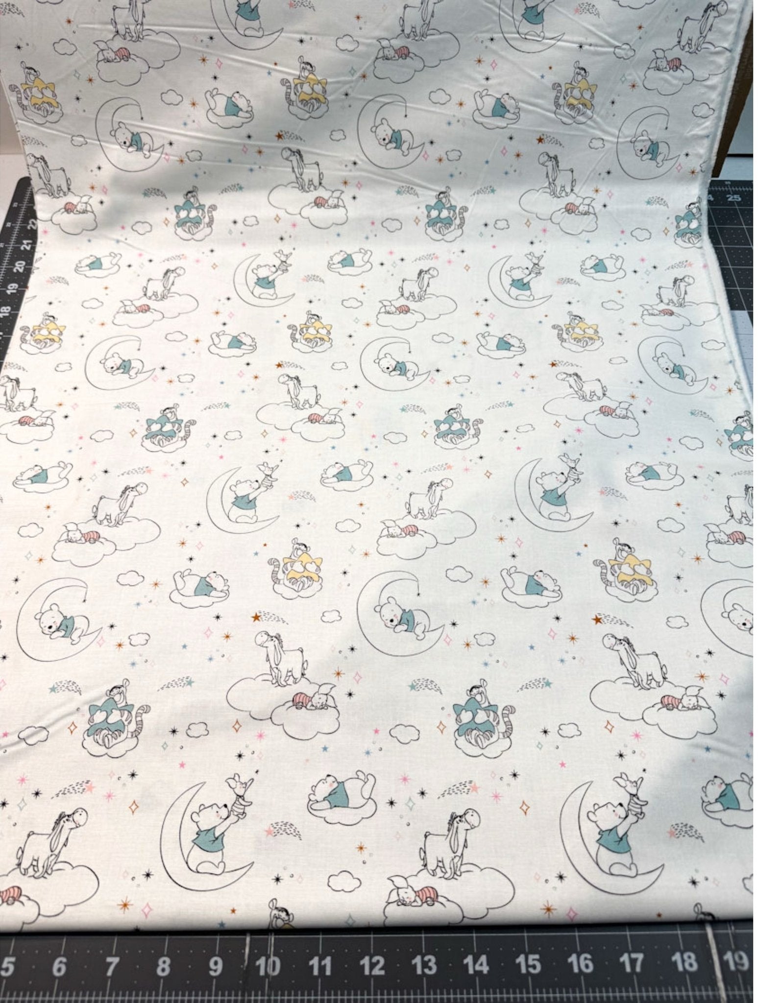 Sleepy Winnie the Pooh fabric 71714 Pooh & Friends - Mary Jo Fabrics