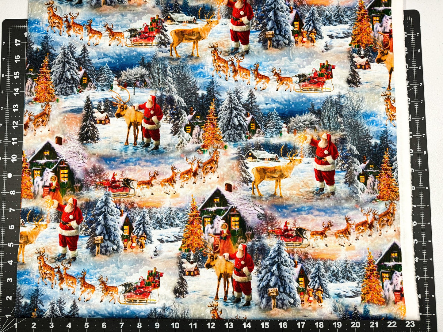 Snow White Christmas village Santa Claus fabric 3372 Santa and friends - Mary Jo Fabrics