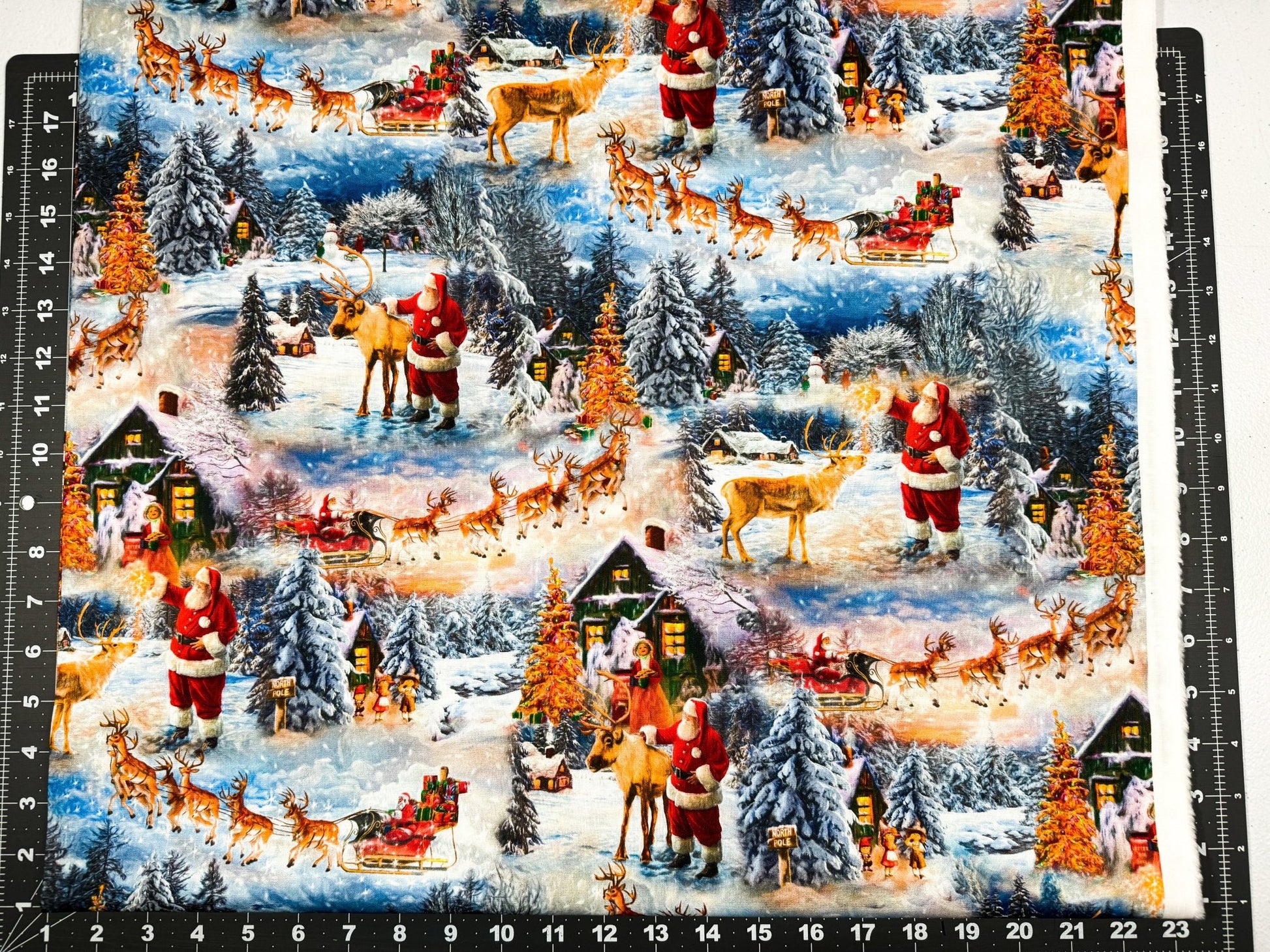 Snow White Christmas village Santa Claus fabric 3372 Santa and friends - Mary Jo Fabrics