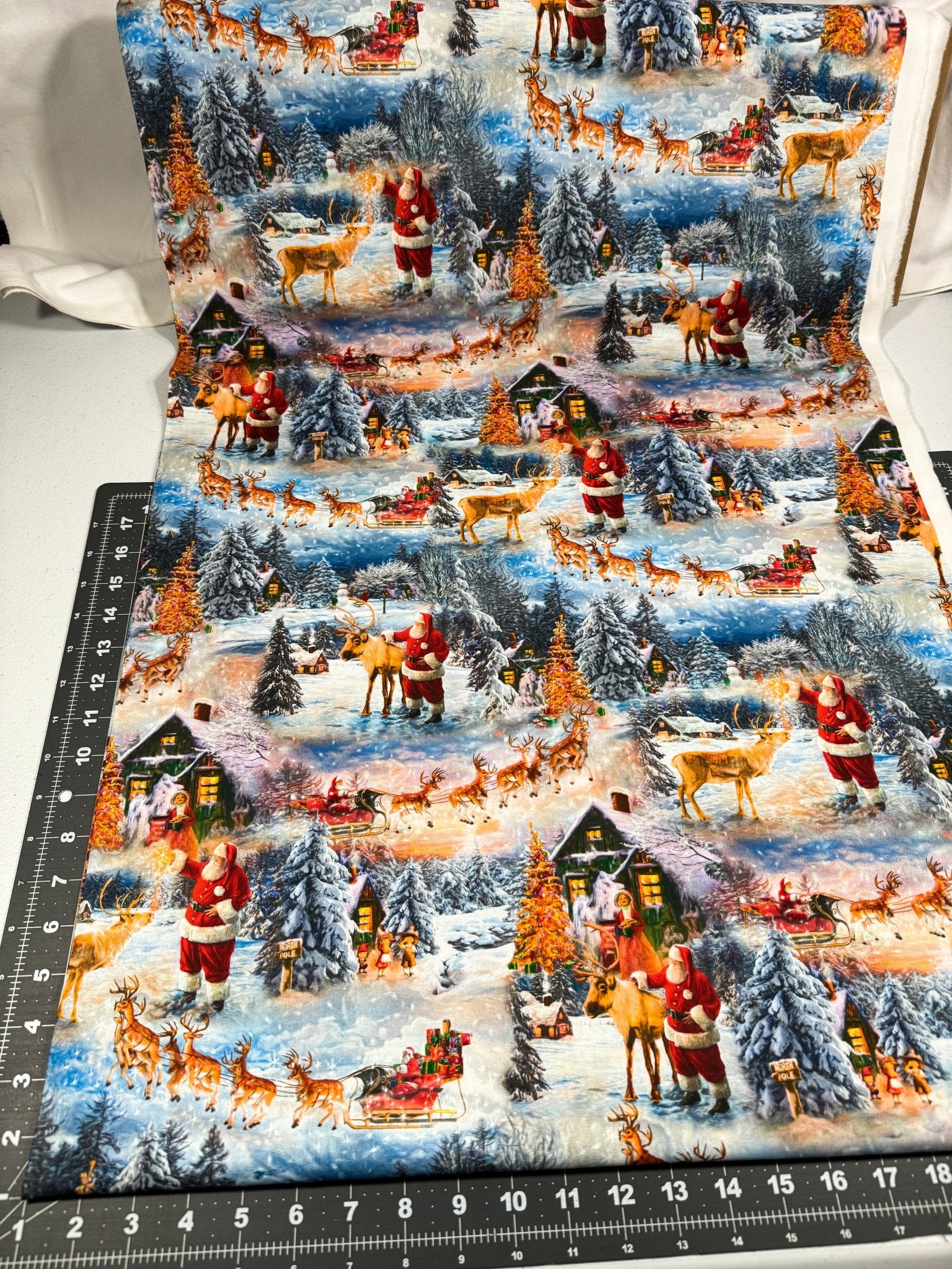 Snow White Christmas village Santa Claus fabric 3372 Santa and friends - Mary Jo Fabrics