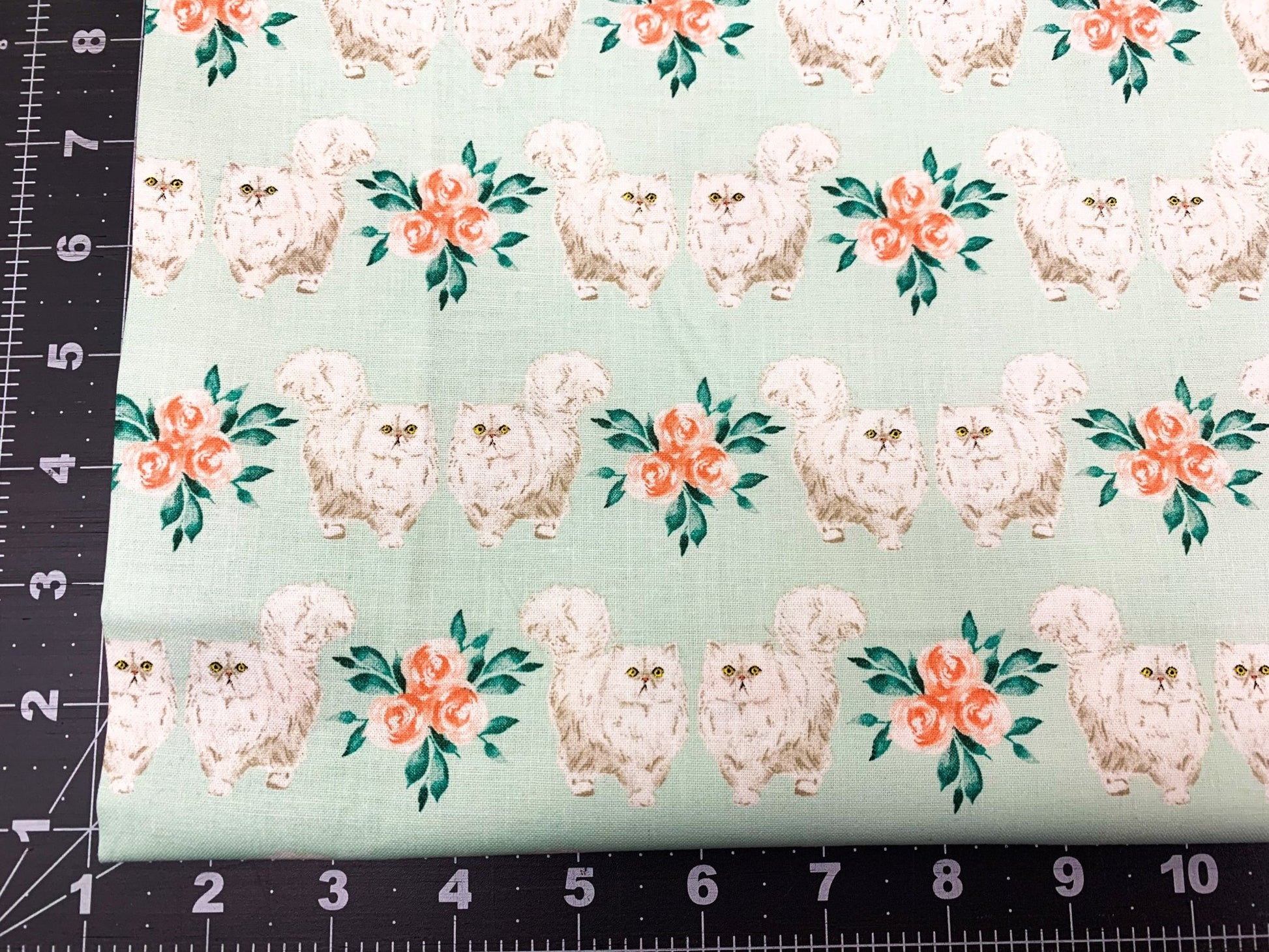 White cats fabric 18039 Persian cat fabric - Mary Jo Fabrics