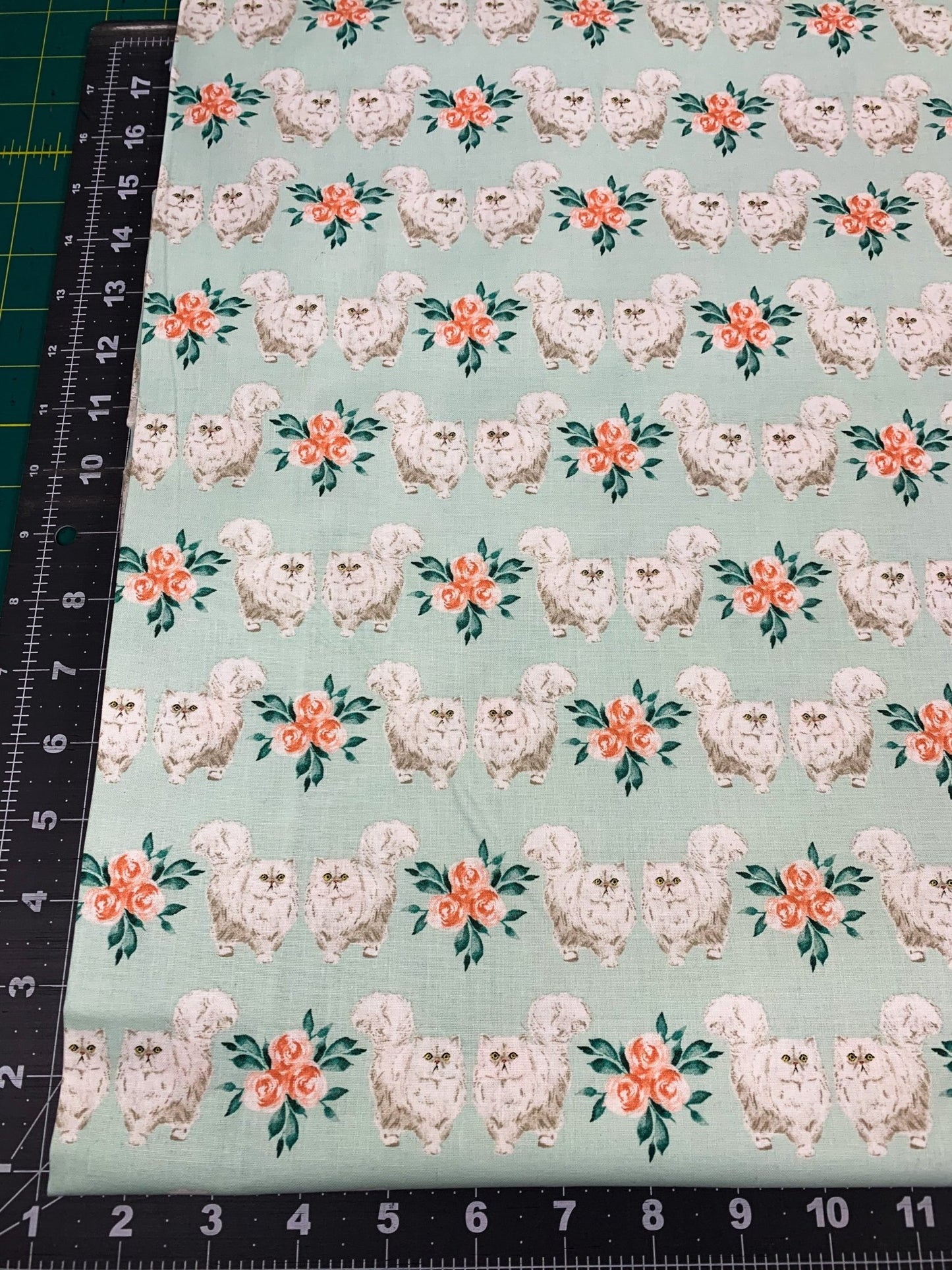 White cats fabric 18039 Persian cat fabric - Mary Jo Fabrics